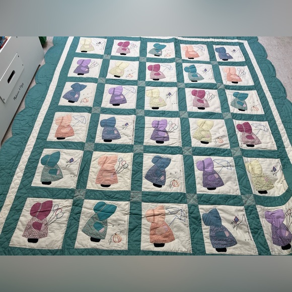 VTG HOLLY HOBBIE SCALLOPED-EDGE QUILT 104x91”